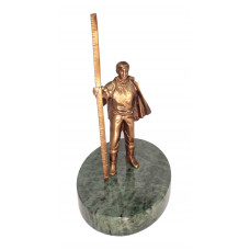 Геодезист с рейкой